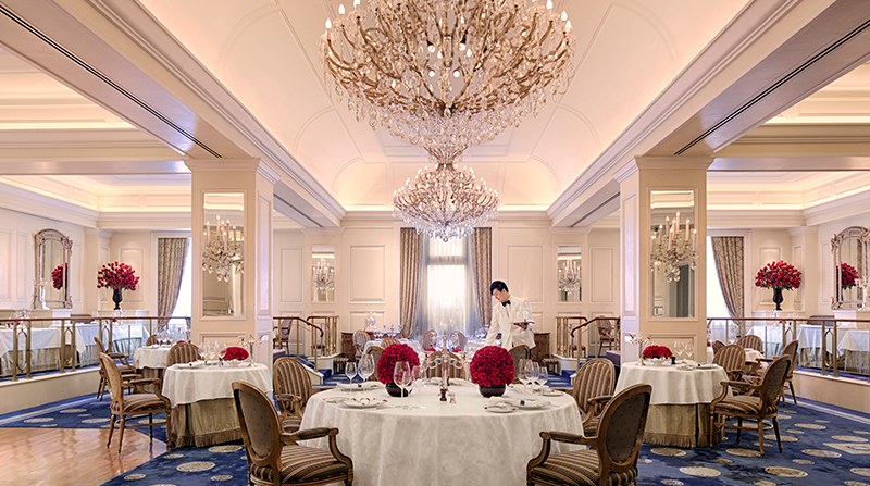 Elegant dining room with crystal chandeliers and red roses